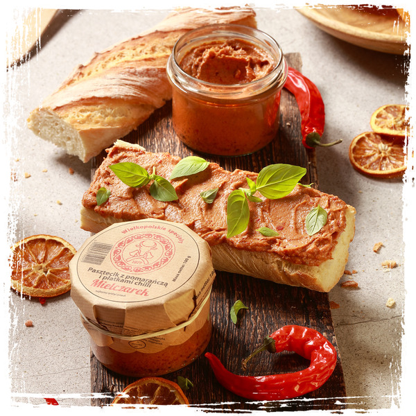 Alternative view of PASZTECIK Z POMARAŃCZĄ I PŁATKAMI CHILI